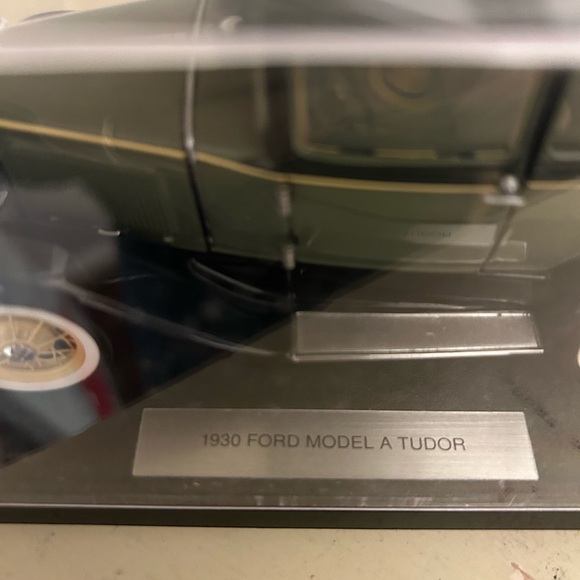 Franklin Mint 1/24 model 1930 Ford Model A Tudor - Picture 3 of 4